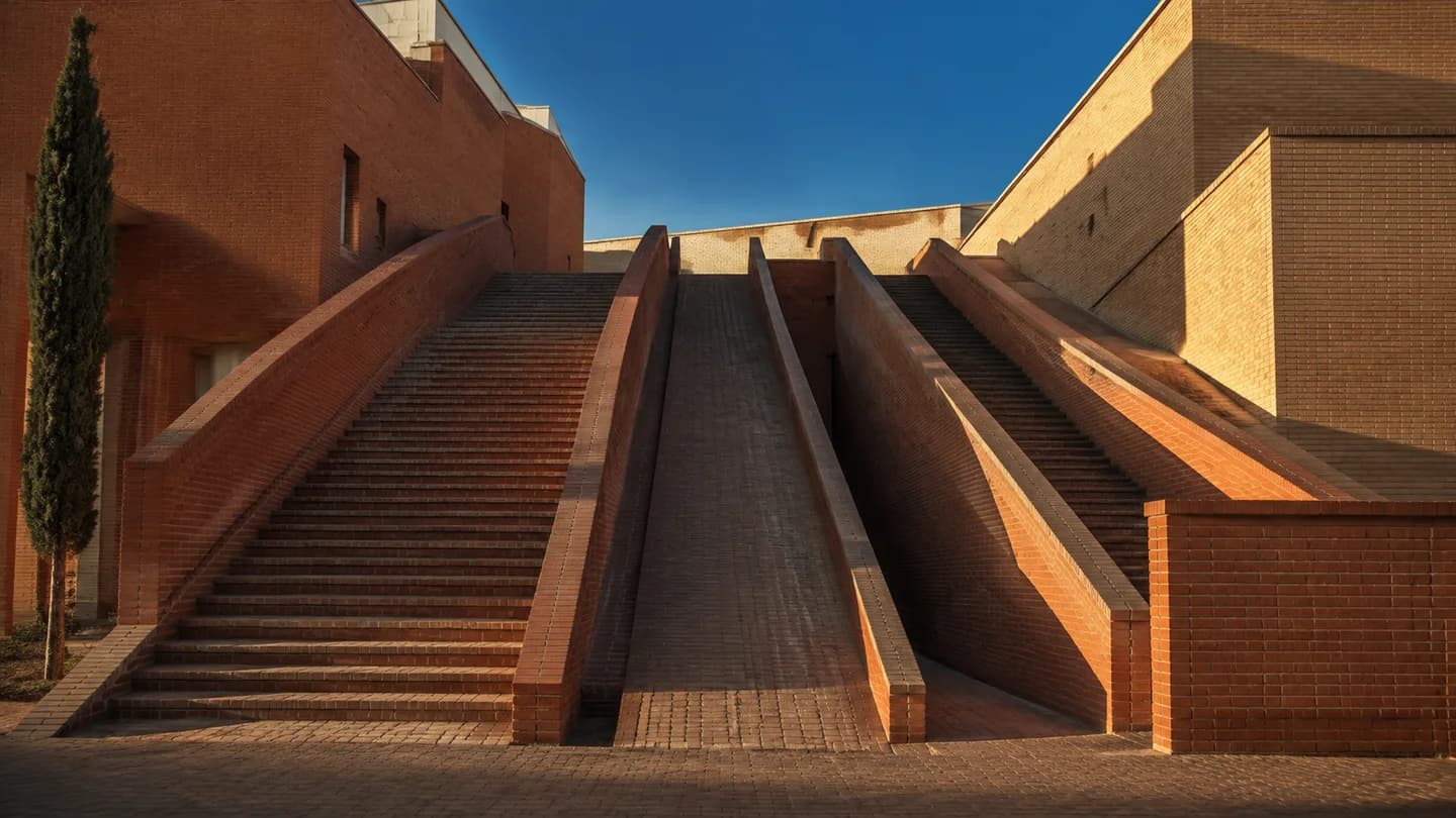 چند مسیر پلکانی در یک حیاط آجری ایرانی