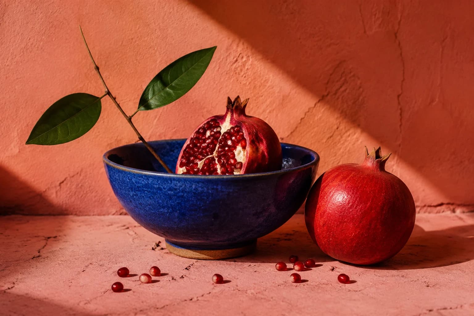 تصویرسازی صحنهٔ محصول با کاسهٔ آبی و انار